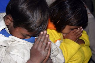 Praying-children-in-Pakistan